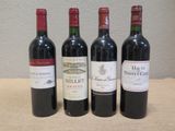trois bouteilles de vin rouge sont alignées sur une table