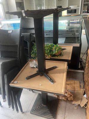 une table sur laquelle se trouve une plante, au milieu d'une pièce