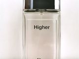 gros plan d'un flacon de parfum sur une surface blanche