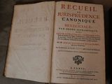 un livre ouvert sur une table, à côté d'un téléphone portable