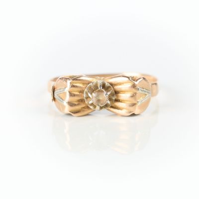 Bague en or de deux tons sertie d'une pierre blanche. - Photo 1