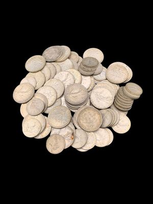un tas de vieilles pièces d'argent sur fond noir