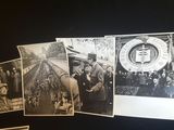 plusieurs vieilles photos en noir et blanc montrant des personnes debout devant une horloge