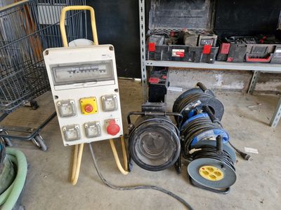 a machine that is sitting on the ground next to other equipment