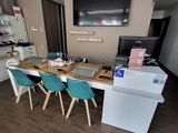 une table avec quatre chaises et un réfrigérateur dans la pièce