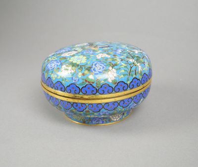 une image représentant une boîte bleue et dorée ornée de fleurs