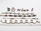un assortiment de bracelets et de boucles d'oreilles en argent