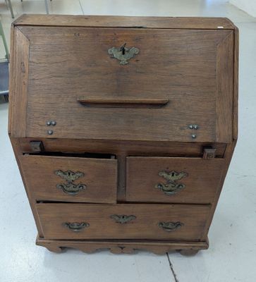 un petit bureau en bois surmonté d'un tiroir