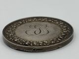 gros plan d'une pièce de monnaie sur une surface blanche avec un fond blanc