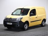La camionnette jaune est garée dans une pièce blanche dont le sol est à carreaux.