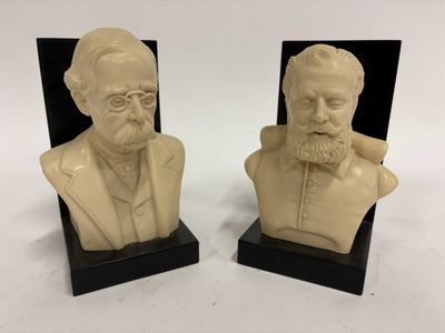 une paire de busturines représentant deux hommes barbus et portant des lunettes
