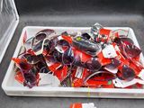 un présentoir à lunettes de soleil et une paire de lunettes de soleil par terre