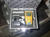 un appareil électronique jaune et noir dans un étui