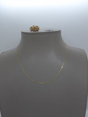 gros plan d'un mannequin portant un collier