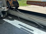 une voiture posée sur le rebord d'une fenêtre