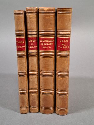 trois vieux livres posés l'un sur l'autre sur une table