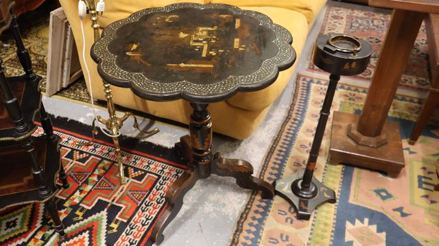 Guéridon tripode Napoléon III en bois noirci à décor peint extrêm...