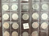 beaucoup de pièces de monnaie dans une vitrine, avec une étiquette de prix