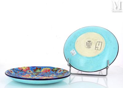 deux assiettes posées sur une table