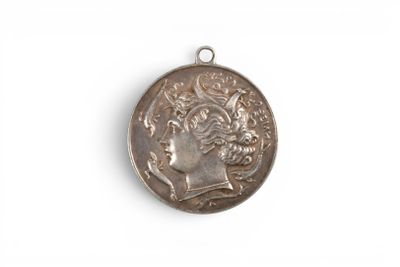 gros plan d'une pièce de monnaie sur laquelle figure un visage de femme