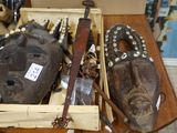 une boîte en bois remplie d'objets assortis sur une table