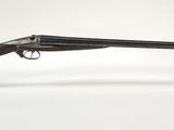 un vieux pistolet avec une crosse en bois et un étui transparent