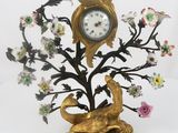 une horloge posée au sommet d'un arbre