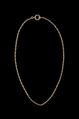 un collier en or dont la chaîne est mise en valeur sur un fond noir