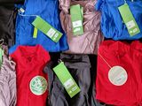 les nombreux pantalons exposés dans le magasin