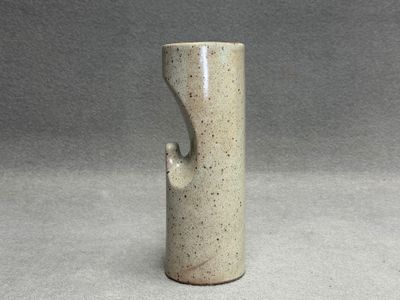 VALLAURIS: Vase en céramique émail moucheté.