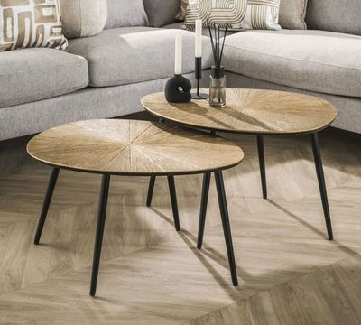 deux tables posées à même le sol dans le salon