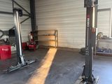 vue d'un garage avec un chariot élévateur au milieu de la surface