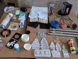 une table sur laquelle sont disposés de nombreux objets et qui est prête à être utilisée