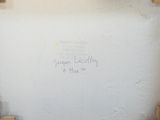 graffiti sur le mur d'une salle de bains équipée de toilettes et d'un lavabo