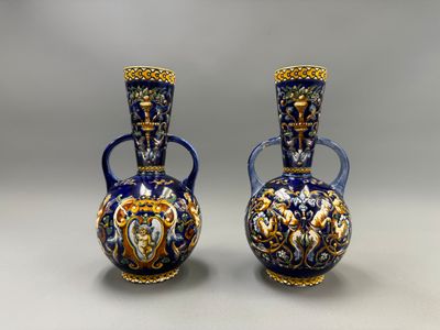 une paire de vases bleus et dorés sur fond gris