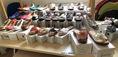 de nombreuses paires de chaussures posées sur une table dans une pièce
