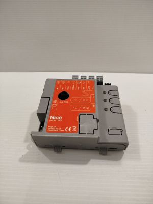 un gros plan d'un petit appareil électronique posé sur une surface blanche