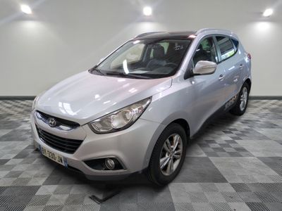 la photo d'une voiture argentée garée dans un garage