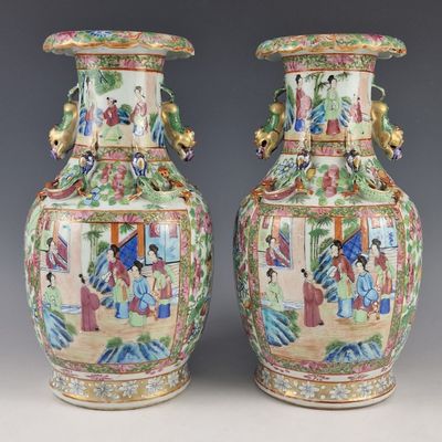 paire de vases chinois avec personnages assis sur une table