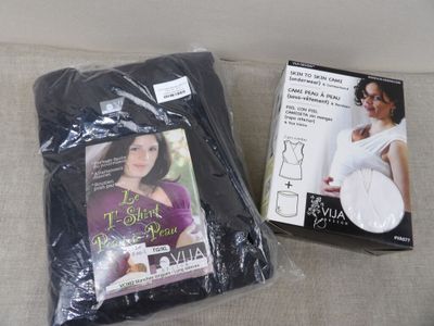 deux objets posés sur un canapé