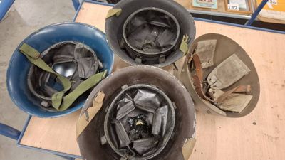trois casques posés sur une table