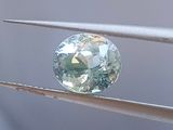 un diamant vert tenu par deux tweets