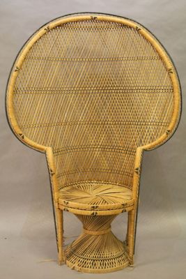 Fauteuil en rotin à grand dossier.