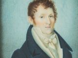 portrait d'un jeune homme vêtu d'un manteau bleu et d'une chemise blanche