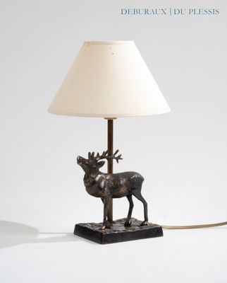 une lampe ornée d'un cerf, posée sur une table