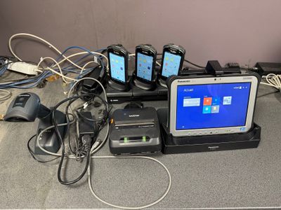 une table sur laquelle sont posés de nombreux appareils électroniques