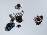 une photo d'une œuvre d'art accrochée au mur