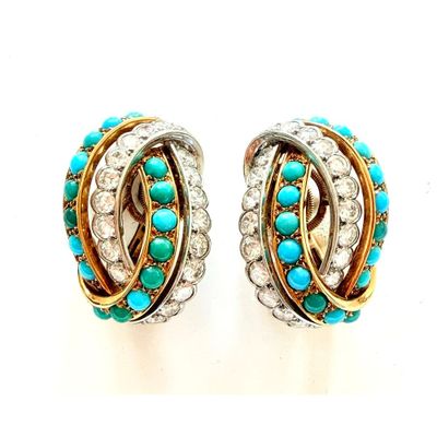 une paire de boucles d'oreilles en turquoise et or, ornées de diamants, sur fond blanc
