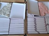 deux cartons remplis de vêtements posés sur une table