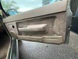 une portière de voiture sale dont la poignée manque